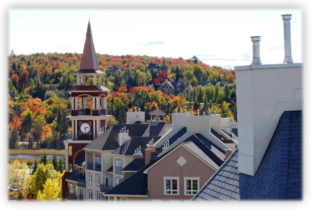 Les couleurs d'automne sur le village de Tremblant dans les Laurentides, au Québec